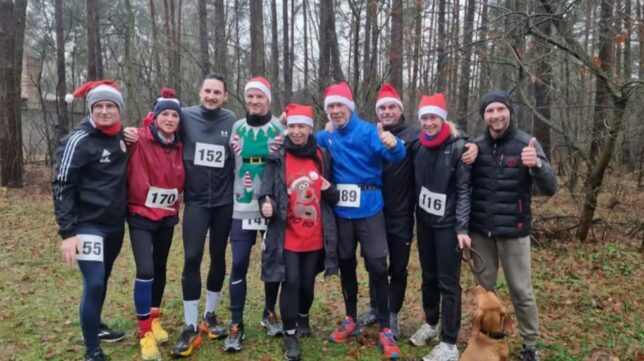 Nicole Ullmann beim Weihnachtsmützenlauf inmitten von vielen anderen Läufern. (Foto: Pauline Ullmann)